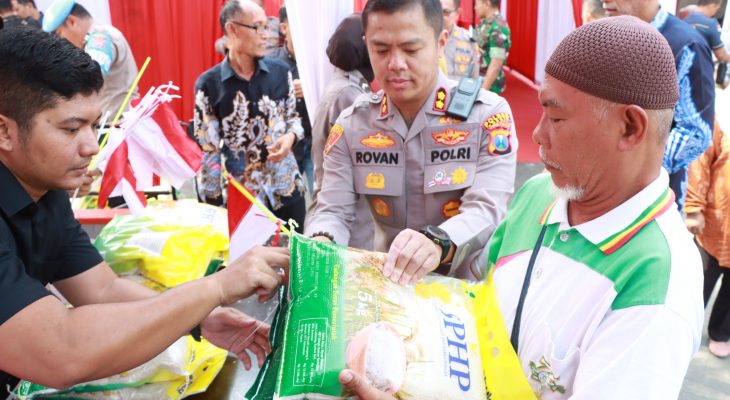 Jelang HUT ke-80 RI, Polres Gresik Jual Beras Rp11.500 per Kilo, Warga Serbu!