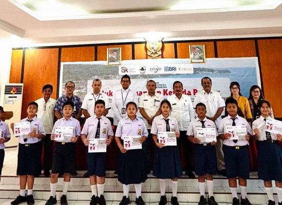 OJK dan Industri Jasa Keuangan Buka 156 Rekening Pelajar di Nias