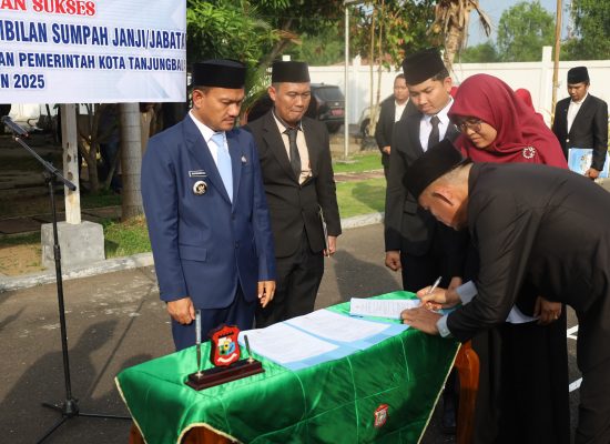 Wali Kota Tanjungbalai Lantik 3 Pejabat Baru, Tegaskan Evaluasi Kinerja Per Triwulan