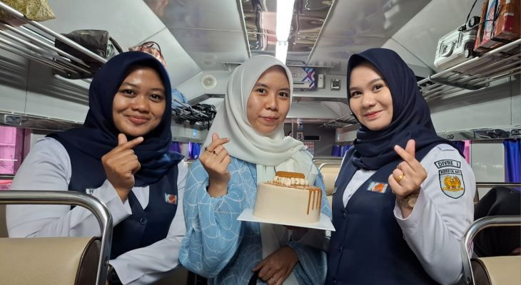KAI Divre I Sumut Rayakan HUT ke-80 RI dengan Cara Unik di Atas Kereta Api