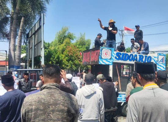 Nelayan Sampang Geruduk Kantor Petronas di Gresik, Tuntut Ganti Rugi Rumpon Rusak