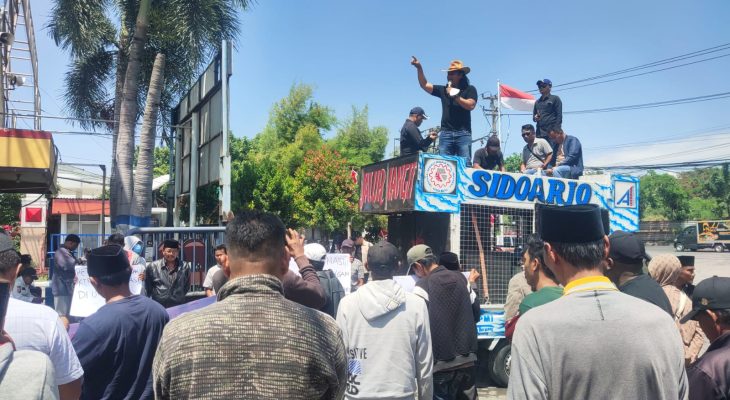 Nelayan Sampang Geruduk Kantor Petronas di Gresik, Tuntut Ganti Rugi Rumpon Rusak