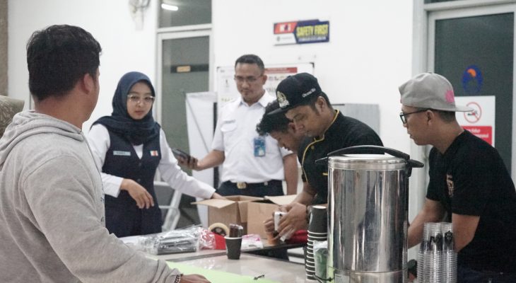 Seru! Penumpang KA Sribilah Utama Dimanjakan Live Music & Kopi Gratis di Stasiun Medan