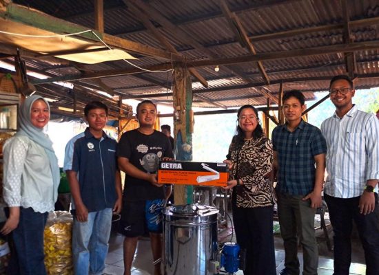 Dosen Unimed Latih UMKM Binjai, Serahkan Mesin Peniris Minyak untuk Tingkatkan Mutu Keripik