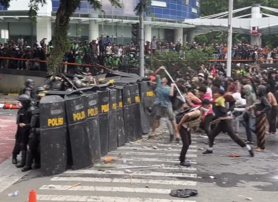 Aksi Demo DPRD Sumut Berujung Bentrok, Situasi Memanas di Jalan Imam Bonjol