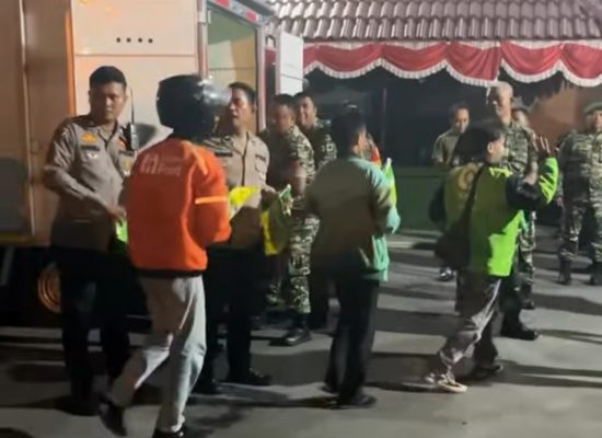 TNI Kodim 0201/Medan dan Polri Bagikan Beras Bulog untuk Ojol Peserta Demo