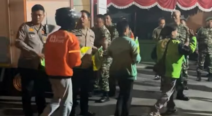 TNI Kodim 0201/Medan dan Polri Bagikan Beras Bulog untuk Ojol Peserta Demo