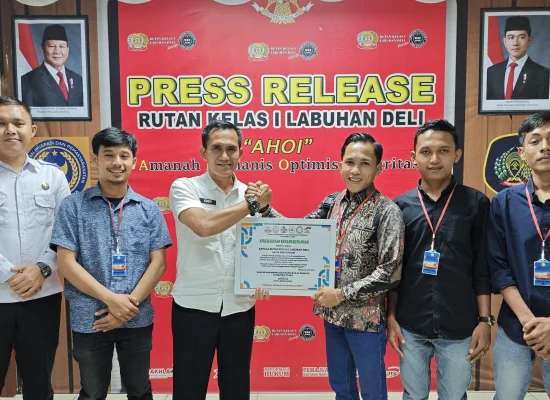 Mahasiswa Beri Piagam Apresiasi untuk Kepala Rutan Labuhan Deli