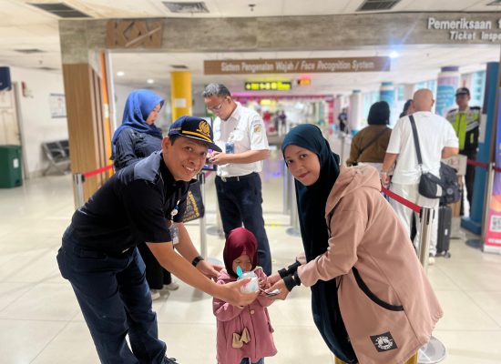 KAI Divre I Sumut Rayakan Hari Pelanggan Nasional dengan Sapa Pelanggan di Stasiun Medan