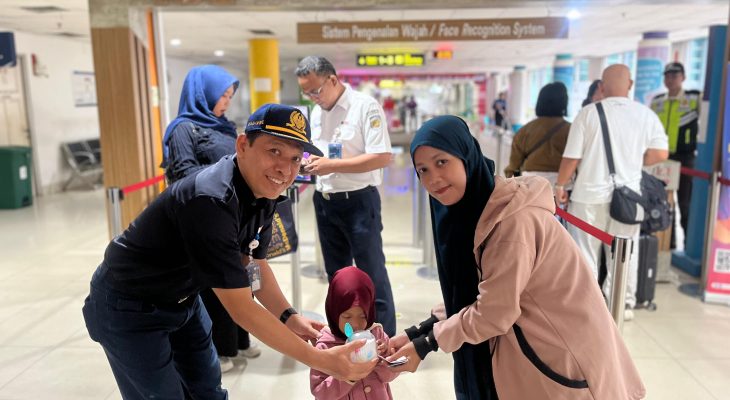 KAI Divre I Sumut Rayakan Hari Pelanggan Nasional dengan Sapa Pelanggan di Stasiun Medan