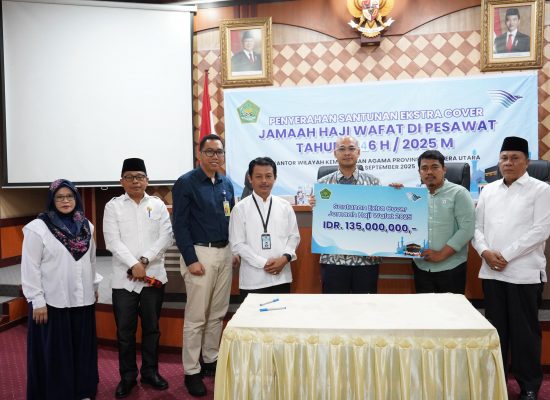 Kemenag dan Garuda Indonesia Serahkan Santunan Ekstra Cover untuk Jemaah Haji Asal Deli Serdang