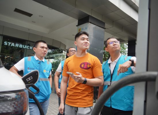 PLN Apresiasi Cambridge Hotel Medan Jadi Lokasi SPKLU dengan Transaksi Terbesar di Sumut