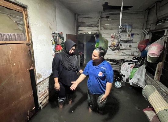 Lailatul Badri Tinjau Banjir di Gg Tahir, Warga Keluhkan Dampak Pembetonan Jalan