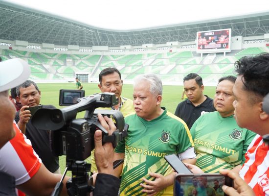 Kajati Sumut Gelar Pertandingan Persahabatan dengan Pemred Media di Stadion Utama Sumut
