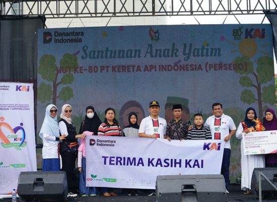 HUT ke-80, KAI Divre I Sumut Bagikan 8 Ton Beras dan Tanam Pohon