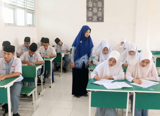 Guru Bahasa Indonesia di MAN Tanjungbalai, Rosita Fajarwati: Membangun Karakter Lewat Sastra dan Keteladanan