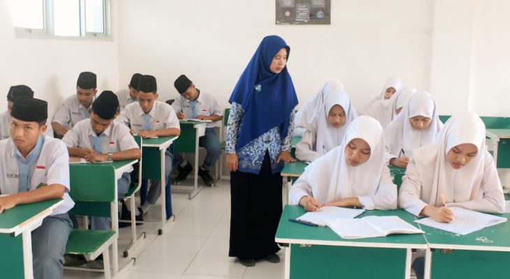 Guru Bahasa Indonesia di MAN Tanjungbalai, Rosita Fajarwati: Membangun Karakter Lewat Sastra dan Keteladanan