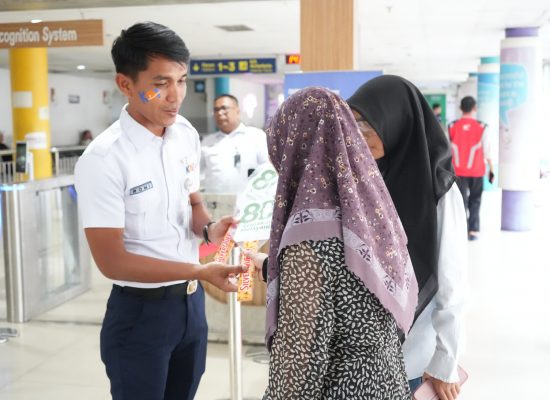 KAI Divre I Sumut Rayakan HUT ke-80 dengan Sapa Pelanggan di Stasiun Medan