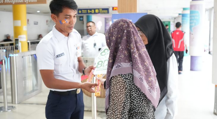 KAI Divre I Sumut Rayakan HUT ke-80 dengan Sapa Pelanggan di Stasiun Medan