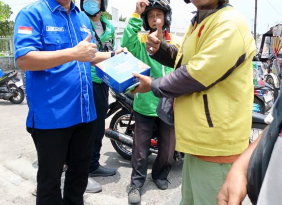 Sambut HUT Demokrat, Sekretaris DPC Demokrat Kota Medan Bagikan Nasi Kotak untuk Ojol, Abang Becak, dan Supir Angkot