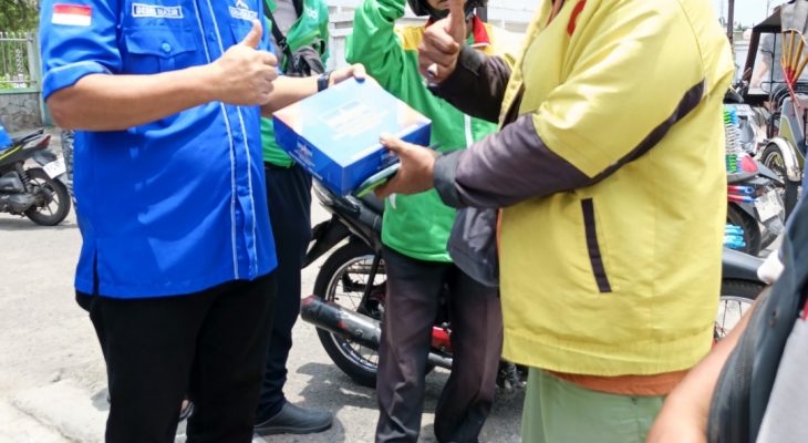 Sambut HUT Demokrat, Sekretaris DPC Demokrat Kota Medan Bagikan Nasi Kotak untuk Ojol, Abang Becak, dan Supir Angkot