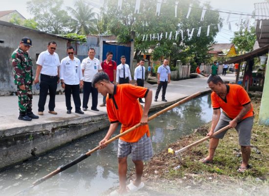 Rutan Labuhan Deli Gelar Gotong Royong Bersihkan Parit Bersama Warga dan Aparat