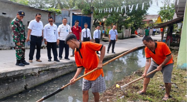 Rutan Labuhan Deli Gelar Gotong Royong Bersihkan Parit Bersama Warga dan Aparat