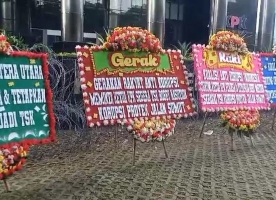 Karangan Bunga di Gedung KPK Desak Pemeriksaan Bobby Nasution dalam Kasus Korupsi Jalan di Sumut