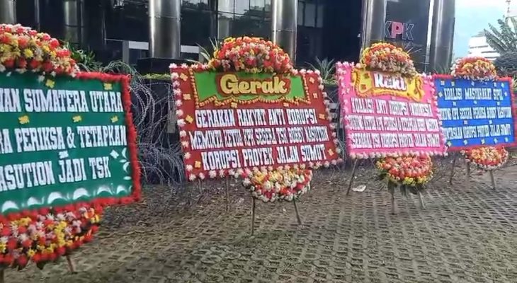 Karangan Bunga di Gedung KPK Desak Pemeriksaan Bobby Nasution dalam Kasus Korupsi Jalan di Sumut