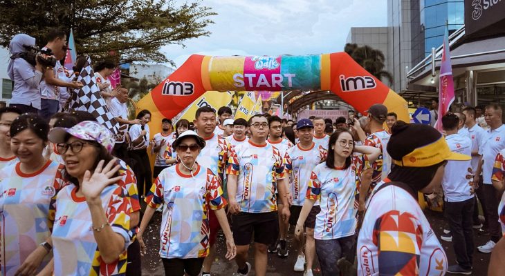 Ribuan Warga Meriahkan Fun Walk Indosat Ooredoo Hutchison dan INTI Sumut di Medan