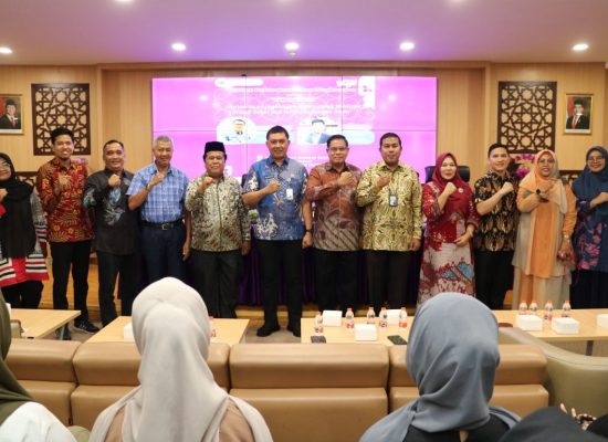 FKM UINSU Gelar Kuliah Pakar Kesehatan Lingkungan, DLHK Sumut Hibahkan 1.000 Bibit Pohon