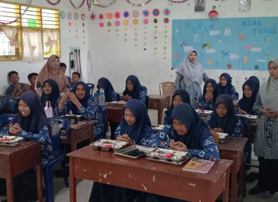 MTsN 2 Simalungun Terima Program Makan Bergizi Gratis Perdana, Siswa Antusias