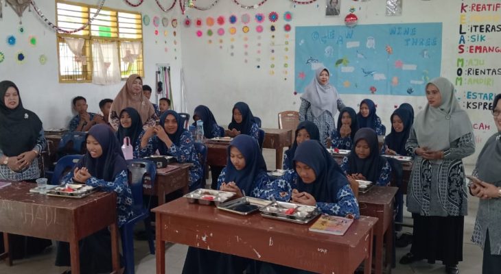 MTsN 2 Simalungun Terima Program Makan Bergizi Gratis Perdana, Siswa Antusias