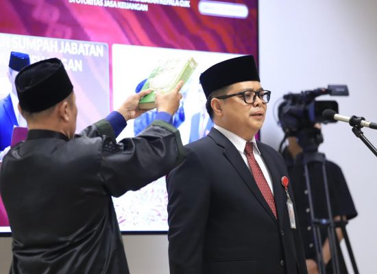 Ketua Dewan Komisioner OJK Lantik Adi Surahmat Sebagai Kepala Kantor OJK Provinsi Maluku Utara