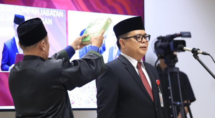 Ketua Dewan Komisioner OJK Lantik Adi Surahmat Sebagai Kepala Kantor OJK Provinsi Maluku Utara