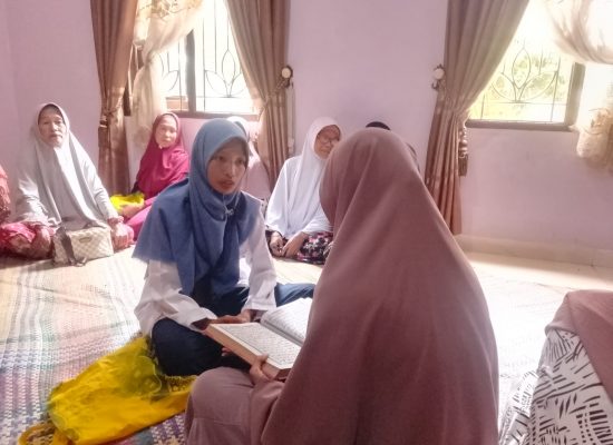 Ratna Sari, Penyuluh Agama Islam yang Setia Membimbing Lansia Mengaji di Pantai Cermin