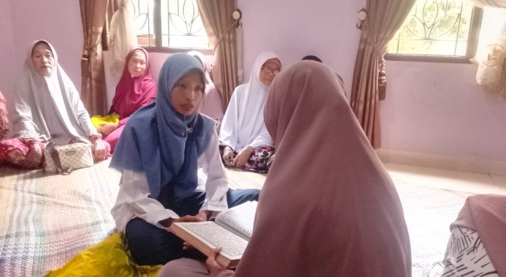 Ratna Sari, Penyuluh Agama Islam yang Setia Membimbing Lansia Mengaji di Pantai Cermin
