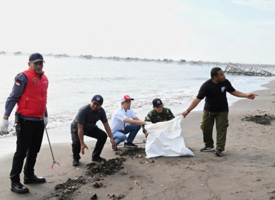 PGN dan KLHK Angkat 1,1 Ton Sampah Plastik dari Pantai Tanjung Pasir Tangerang