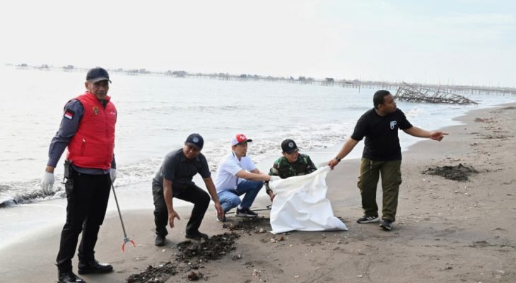 PGN dan KLHK Angkat 1,1 Ton Sampah Plastik dari Pantai Tanjung Pasir Tangerang