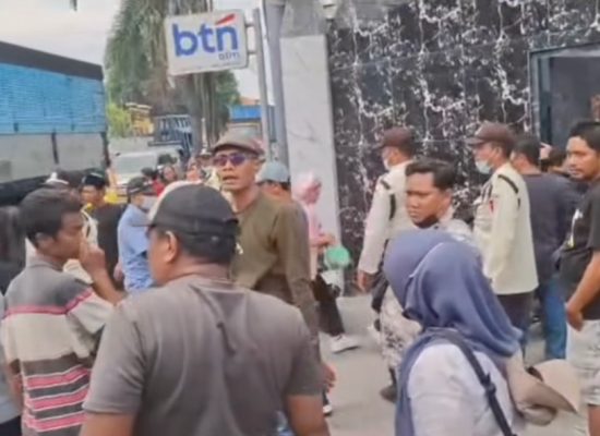 Demo Warga di Pabrik PT Universal Gloves Deli Serdang Ricuh, Dua Wartawan Jadi Korban Kekerasan