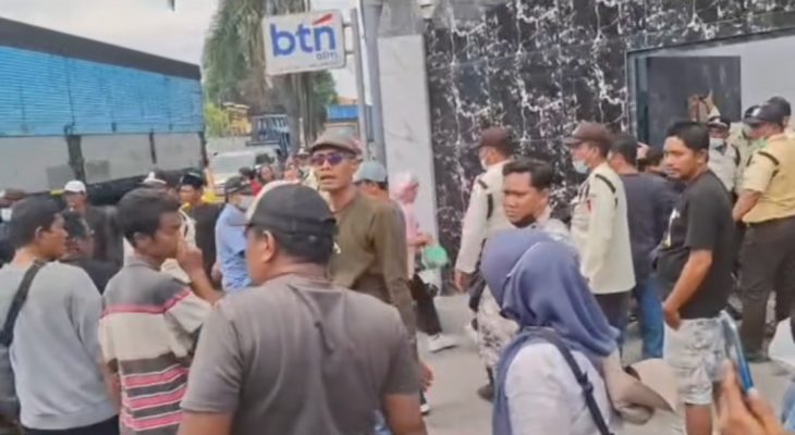 Demo Warga di Pabrik PT Universal Gloves Deli Serdang Ricuh, Dua Wartawan Jadi Korban Kekerasan