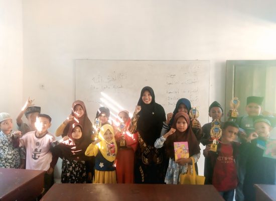 Ratna Sari, Penyuluh Agama yang Menyalakan Harapan Anak Pesisir Lewat Taman Bacaan Hamzar di Pantai Cermin