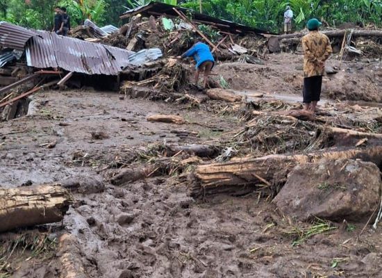 Tangis di Tengah Lumpur: Banjir dan Longsor Terjang Tapteng, 1.952 KK Terdampak dan Empat Nyawa Melayang