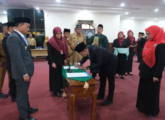 Wali Kota Tanjungbalai Lantik 12 ASN, Tegaskan Pentingnya Profesionalisme dan Integritas