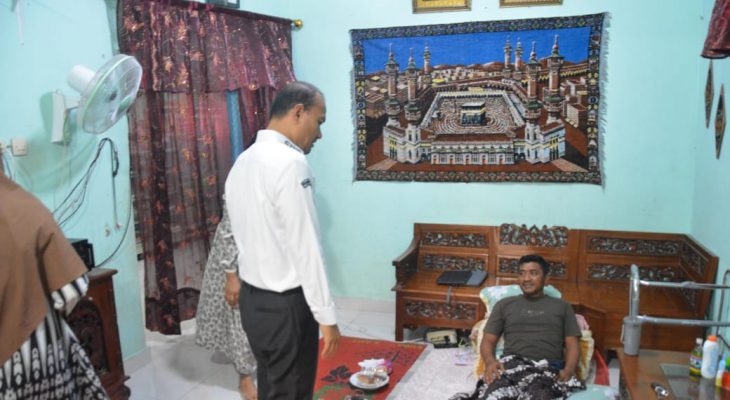 Wali Kota Tanjungbalai Jenguk ASN BPBD yang Alami Kecelakaan Kerja Tertimpa Pohon