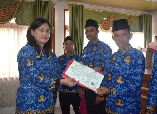 Penuh Haru, Rahmat Pane Akhirnya Terima SK PPPK Setelah 28 Tahun Mengabdi di Pedalaman Toba