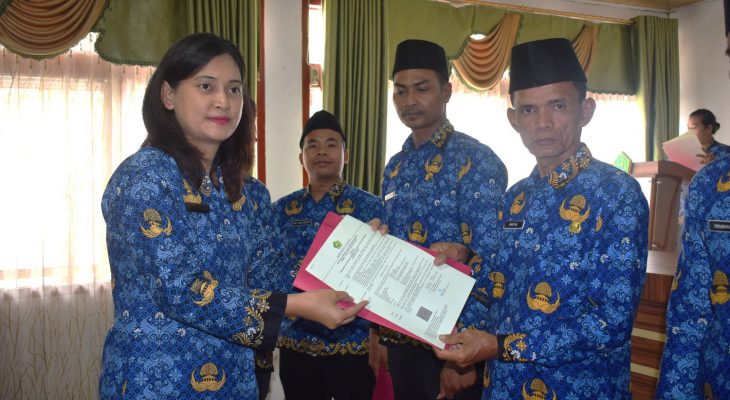 Penuh Haru, Rahmat Pane Akhirnya Terima SK PPPK Setelah 28 Tahun Mengabdi di Pedalaman Toba