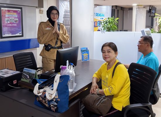 Rayakan Hari Pahlawan, Petugas KAI Sumut Layani Penumpang dengan Kostum Pejuang