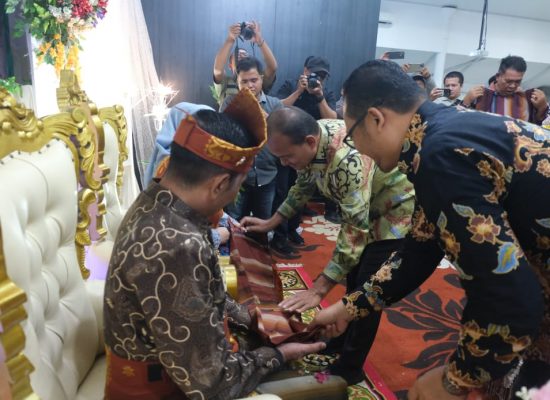 Pemko Tanjungbalai Sambut Kajari Baru Bobon Robiana dengan Prosesi Adat Melayu
