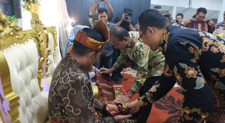 Pemko Tanjungbalai Sambut Kajari Baru Bobon Robiana dengan Prosesi Adat Melayu
